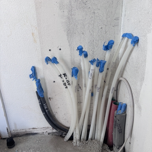 Rør der bliver lagt når gulvvarme installeres